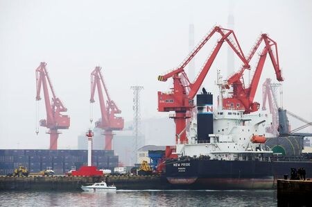 　４月１７日、中国国家統計局が１７日発表したデータによると、中国の製油所の原油処理量は３月に２０１８年１２月以来の低水準となった。写真は山東省の港のオイルタンカー。昨年４月撮影（２０２０年　ロイター／Jason Lee）