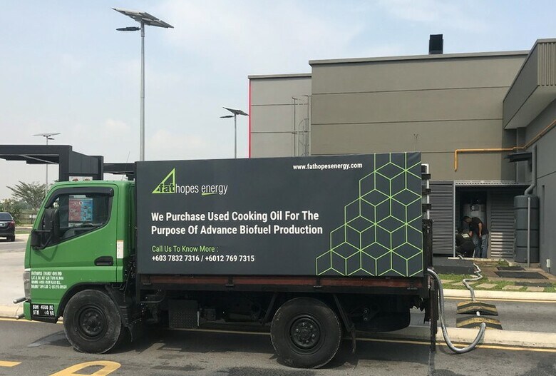 クアラルンプール近郊で６日、廃油回収会社ファットホープ・エナジーの収集センターに到着した廃食用油の収集車（２０１８年　ロイター/Emily Chow）