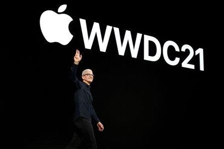 米アップルは７日から開始した世界開発者会議（ＷＷＤＣ）で、州政府が発行した身分証明書（ＩＤ）をｉＰｈｏｎｅにデジタル保存する機能を提供するほか、ストレージサービス「ｉＣｌｏｕｄ（アイクラウド）」や電子メールアプリにプライバシー保護機能を追加すると発表した。写真はカリフォルニア州で撮影（２０２１年　ロイター/Brooks Kraft）