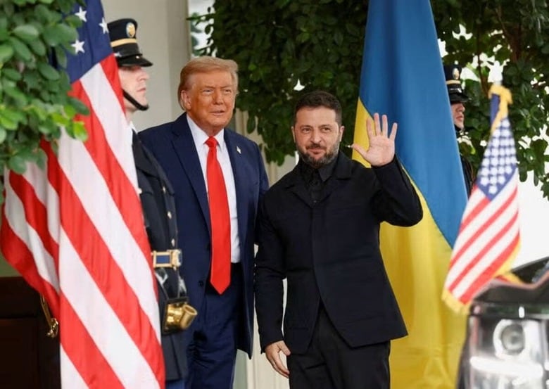 ８月１９日、ウクライナのデザイナー、ビクトル・アニシモフ氏がゼレンスキー大統領のために作った新しい黒いスーツには、小さな「工夫」が施されていた。写真は１８日、このスーツを着てトランプ米大統領との会談に臨むゼレンスキー氏。ホワイトハウスで撮影（２０２５年　ロイター/Kevin Lamarque）