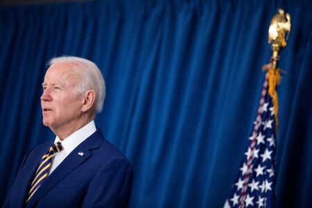 　 バイデン米政権は来週、太平洋の戦略的に重要な島しょ国３カ国との協議を担当する特使をマーシャル諸島に派遣する。写真はバイデン大統領。６月３日撮影（２０２２年　ロイター/Tom Brenner）