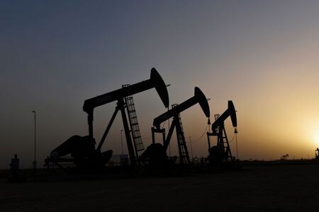 １２月１１日、 米石油大手エクソン・モービルがヒューストンで７００人余りの従業員を解雇する方針であることが、テキサス州労働委員会に送られた通知で分かった。写真は２０１９年２月、米テキサス州の油田で（２０２０年　ロイタ／Nick Oxford）