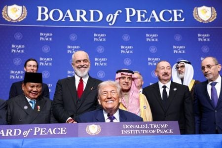 トランプ米大統領（中央）。インドネシアのプラボウォ大統領らと、2月19日にワシントンで開催されたパレスチナ自治区ガザの暫定統治機関「平和評議会」の初会合で撮影。REUTERS/Kevin Lamarque