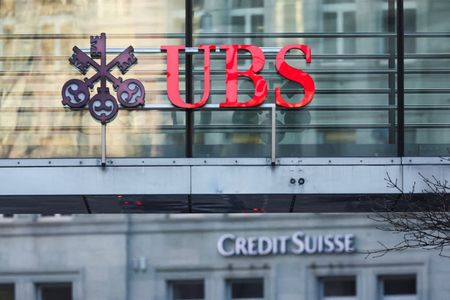 スイス金融大手ＵＢＳグループのセルジオ・エルモッティ最高経営責任者（ＣＥＯ）は１７日、バランスシート（資産）の規模が大きすぎるとの批判に反論した。スイス東部ダボスでの世界経済フォーラム（ＷＥＦ）の年次総会（ダボス会議）の会場で語った。（２０２４年　ロイター／/Denis Balibouse）