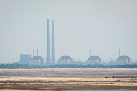 　７月１４日、ウクライナ南部のザポリージャ原子力発電所を管理するロシア側当局は、原発の訓練センターが１３日夕にウクライナのドローン（無人機）の攻撃を受けたと明らかにした。写真はザポリージャ原発、２０２３年撮影（２０２５年　ロイター／Alina Smutko）