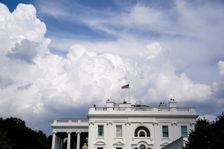 　８月１７日、トランプ米大統領は、ロシアが昨年の米大統領選に干渉した疑惑、いわゆる「ロシアゲート」を巡る対応で強い批判にさらされている。モラー特別検察官の捜査をトランプ氏が妨害しようとしている、というのだ。写真はホワイトハウス。３日撮影（２０１７年　ロイター/Joshua Roberts）