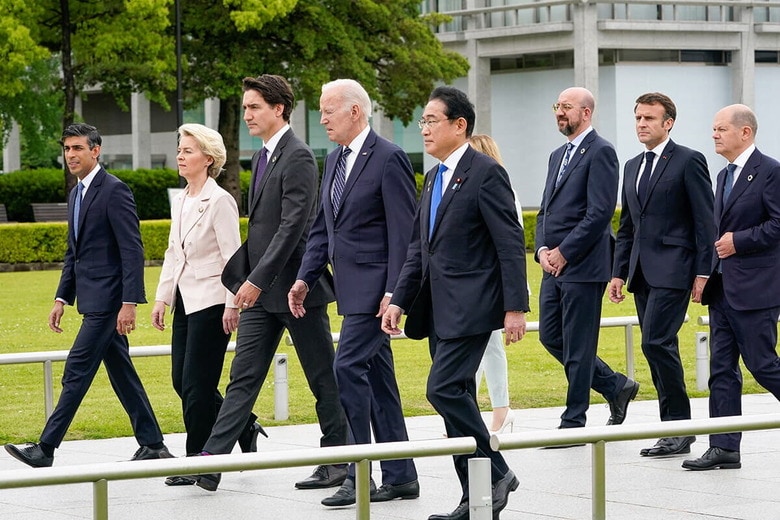 平和記念公園を訪問するG7首脳（5月19日、広島）　Susan Walsh/Pool via REUTERS