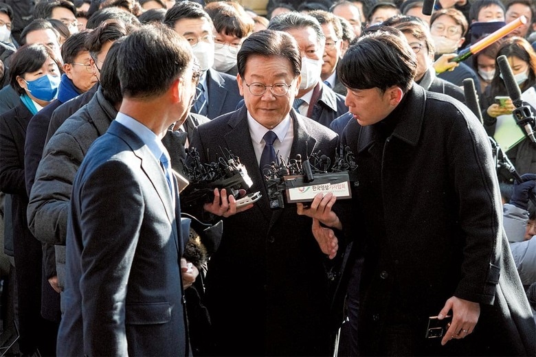 サッカー献金疑惑で水原地検に出頭した李（中央）　AP/AFLO