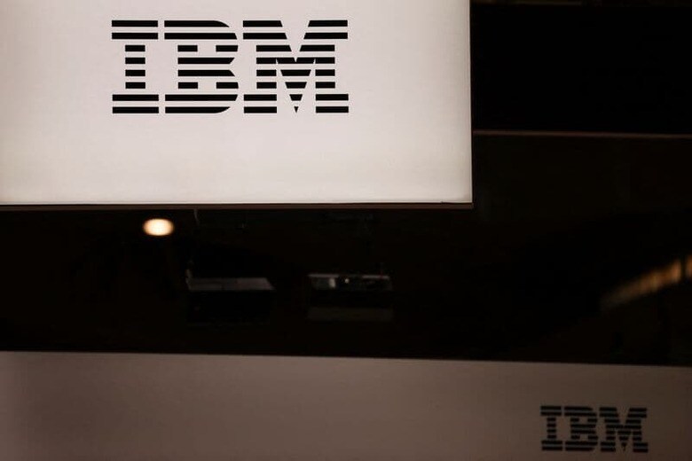 米IBMのアービンド・クリシュナ最高経営責任者（CEO）は5月1日、今後数年で約7800人分の職が人工知能（AI）に置き換わる可能性があるとし、一部職種の採用を一時停止するとの見通しを示した。ブルームバーグ（BBG）に述べた。3月1日、バルセロナのモバイル関連見本市「MWC」で撮影（2023年　ロイター/Nacho Doce）