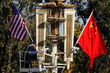 　９月１４日、中国国営英字紙チャイナ・デーリーは社説で、いかなる通商協議においても中国が米国の要求に屈することはないと表明した。写真は米中両国旗。昨年１１月に北京で撮影(２０１８年　ロイター／Damir Sagolj)