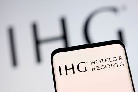 ホテル経営大手インターコンチネンタル・ホテルズ・グループ（ＩＨＧ）は２７日、ロシアにおける全ての事業を停止すると発表した。ウクライナ侵攻を踏まえた西側諸国の対ロシア制裁に加え、ロシアでのビジネス環境が厳しさを増していると説明した。（２０２２年　ロイター／Dado Ruvic）
