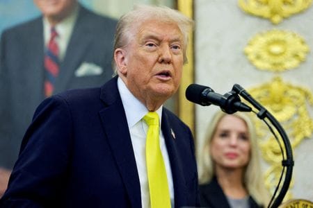 トランプ米大統領は、２０２６年会計年度の難民受け入れ数上限を過去最低となる７５００人に設定した。写真はホワイトハウスで１５日撮影（２０２５年　ロイター/Jonathan Ernst）
