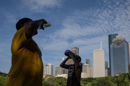 ７月１２日、米国ではカリフォルニア州からフロリダ州南部まで広範囲の地域が熱波に見舞われた。今後数日間、南西部の一部で記録的な高温が予想され、気象当局は約１億人が居住する地域に猛暑注意報や警報を出した。テキサス州ヒューストンで１２日撮影（２０２３年　ロイター/Adrees Latif）