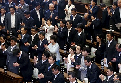 安保関連法は19日未明に参院本会議で可決された　Toru Hanai-REUTERS