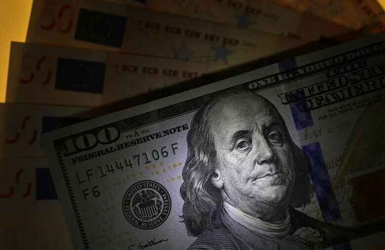 １２月８日終盤のニューヨーク外為市場では、原油価格が急落したことでドルがカナダドルや豪ドルなどの資源国通貨に対して大幅に上昇した。写真はドルとユーロの紙幣、３月撮影（２０１５年　ロイター/Stoyan Nenov）