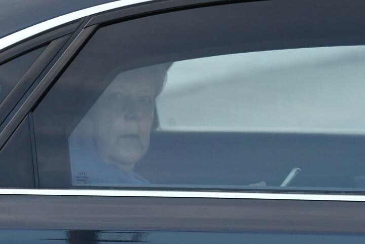 「チューリンゲン危機」に関する会議の後、首相府を後にするメルケル首相（2月8日）　Annegret Hilse-REUTERS