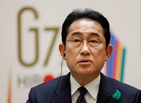 岸田文雄首相は主要７か国首脳会議（Ｇ７サミット）初日の１９日夜、記者団に対して、核軍縮に関するＧ７広島ビジョンを発出し、「核兵器のない世界の実現に向けたＧ７首脳の決意、具体的合意、今後の優先事項、方向性を力強く示す」と表明した。写真は海外メディアのインタビューに応じる岸田首相。４月撮影。（2023年 ロイター/Issei Kato）