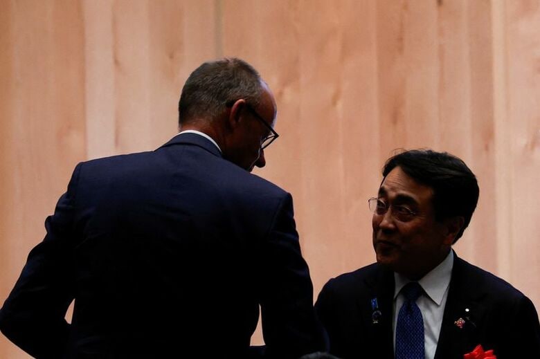 10月28日、東京で開催された日独ハイレベル経済サミットに出席するメルツ独首相と赤沢亮正経済産業相。　REUTERS/Kim Kyung-Hoon