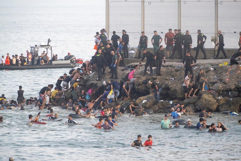 モロッコから海路でスペイン領セウタに入ろうとする移民たち（7月31日）　Europa Press/ABACA via Reuters Connect