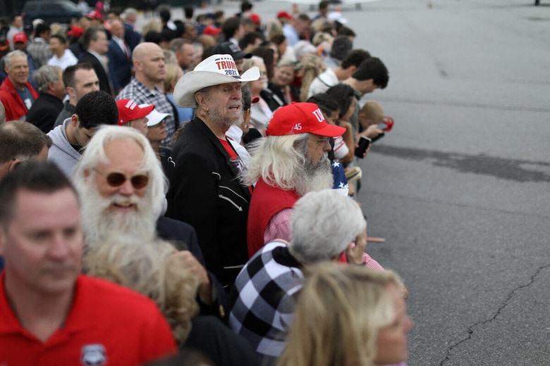 「もしトラ」もリスクの１つ──空港で遊説に訪れるトランプ前大統領の到着を待つ支持者たち（4月10日、アトランタ）　REUTERS/Alyssa Pointer