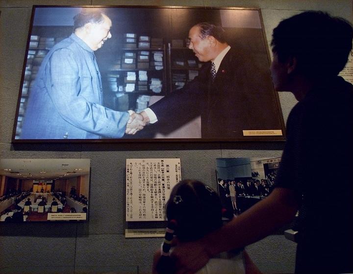 田中角栄元首相との会談（1972年）ではにこやかに挨拶したが　ASW/RCS Andrew Wong Reuters Photographer