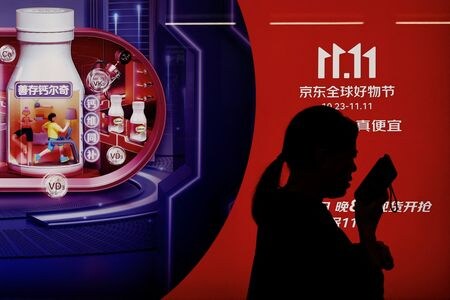 　１１月１２日、中国の電子商取引（ＥＣ）最大手アリババ・グループは、１１日深夜までの「独身の日」セール期間の売上高が前年から増加したと明らかにした。北京で１０月２６日撮影（２０２３年　ロイター/Tingshu Wang）