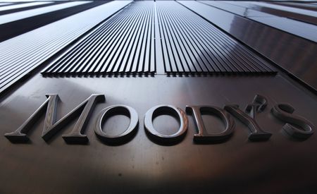 　８月８日、米欧株式市場で銀行株が急落。格付け会社ムーディーズが複数の米地銀・中小銀行の信用格付けを引き下げ、イタリア政府が銀行に対して４０％の超過利潤税を課税する増税策を決定したことを受け、銀行業界の健全性に対する投資家の懸念が再燃した。写真はムーディーズのロゴ。ニューヨークで２０１１年８月撮影（２０２３年　ロイター/Mike Segar）