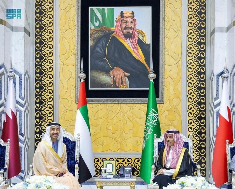 湾岸協力会議（GCC）臨時会合を前に、アラブ首長国連邦のアブドラ外相を迎えるサウジアラビアのファイサル外相、28日撮影の提供写真　Saudi Press Agency/Handout via REUTERS