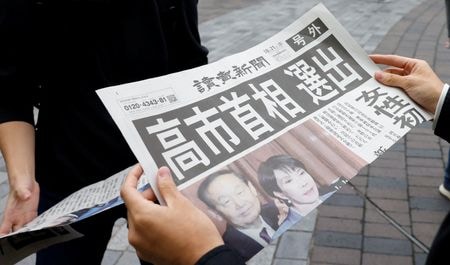 　２１日に発足した高市早苗内閣の顔ぶれは以下の通り。写真は首相選出を報じる号外。１０月２１日、東京で撮影（２０２５年　ロイター/Manami Yamada）