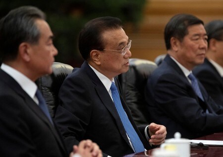 中国の李克強首相は１２日、景気変動をならすカウンターシクリカルな調整を一段と効果的に活用すべきとの見解を示した。北京で８月代表撮影（２０１９年　ロイター）