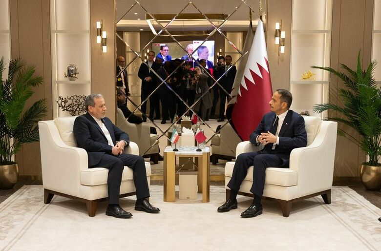 写真は国連総会の合間に会談するカタールのムハンマド首相兼外相とイランのアラグチ外相。米ニューヨーク市で２２日撮影。Qatar News Agency提供写真。REUTERS