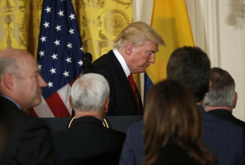 ５月１９日、トランプ米大統領が孤立を深めている。この１週間はロシアを巡る疑惑報道が相次ぎ、米大統領史で見ても最も困難な週の１つとなった。写真はホワイトハウスで１８日撮影（２０１７年　ロイター/Kevin Lamarque）