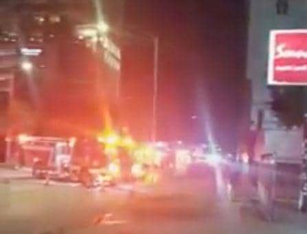 中国外務省は、米国から突然、ヒューストンの領事館を閉鎖するよう通告されたと発表、米国の措置を強く非難し、対抗措置を講じる可能性を示唆した。写真は、同領事館の外に集まった消防車両。地元メディアによると、ゴミ箱に入った書類が中庭で燃やされていたという。21日、動画から抜粋（2020年　ロイター/Ronald Cline）