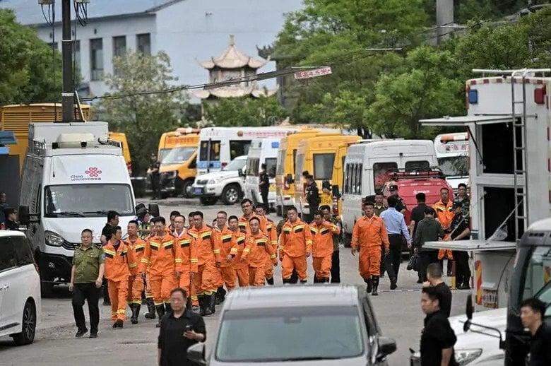 中国北部山西省の炭鉱で発生したガス爆発事故現場で活動する救助隊員。5月23日撮影。cnsphoto提供写真。REUTERS