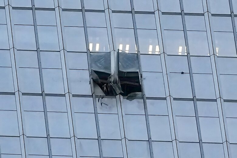 CITICタワーの壁面に残された小型機衝突の痕跡（6月26日）　AP/AFLO