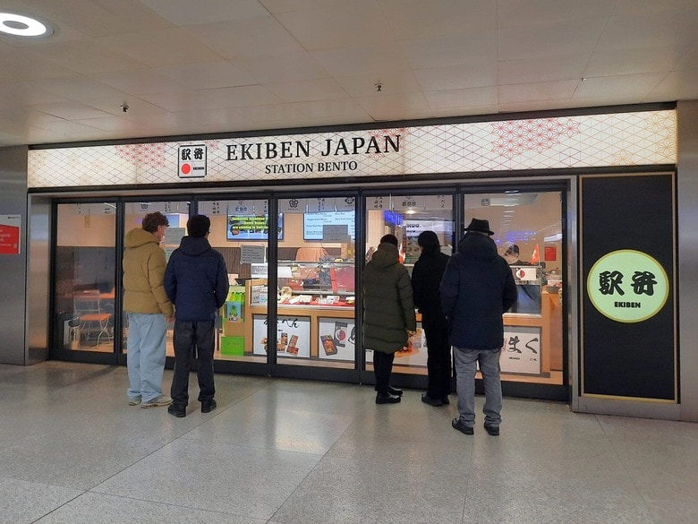 チューリヒ中央駅の期間限定の駅弁屋（筆者撮影）