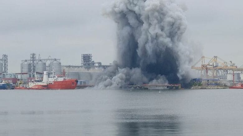 ルーマニアの黒海コンスタンツァ港の石油ターミナル付近でドローンが爆発した。Observator Antena1/Handout via REUTERS