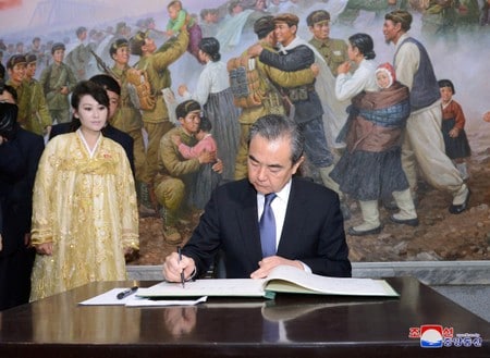 　５月３日、北朝鮮の金正恩（キム・ジョンウン）朝鮮労働党委員長は、同国を訪問している中国の王毅国務委員兼外相（写真）に対して、非核化に尽力すると伝えた。中国外務省が明らかにした。ＫＣＮＡが３日提供（２０１８年　ロイター）