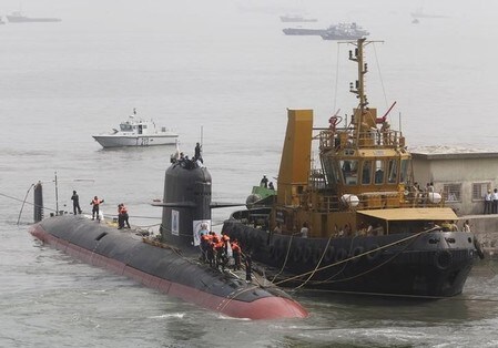 　８月２４日、仏政府系造船企業ＤＣＮＳは、インド海軍向けに設計した潜水艦に関する機密情報などが大量に流出した問題で、同社が「経済戦争」の犠牲になった可能性があるとの見解を示した。写真はインド海軍潜水艦の「ＩＮＳカルバリ」。２０１５年１０月ムンバイで撮影（２０１６年　ロイター／Shaliesh Andrade）