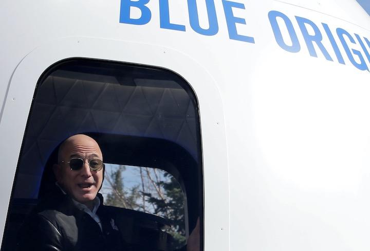 宇宙企業ブルーオリジンのクルーカプセルのモックアップに乗るベゾス氏　REUTERS/Isaiah J. Downing