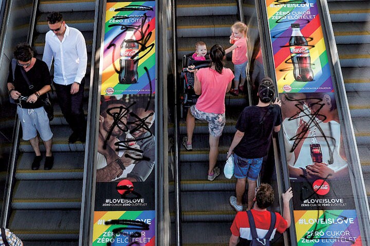 ブダペストに貼られたポスターには落書きが　LASZLO BALOGH/GETTY IMAGES