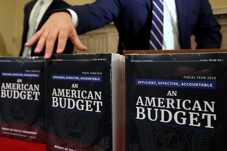 ２月１２日、トランプ米政権は４兆４０００億ドル規模に達する２０１９会計年度の予算教書を公表した。写真は１２日、ワシントンで撮影（２０１７年　ロイター／Jonathan Ernst）