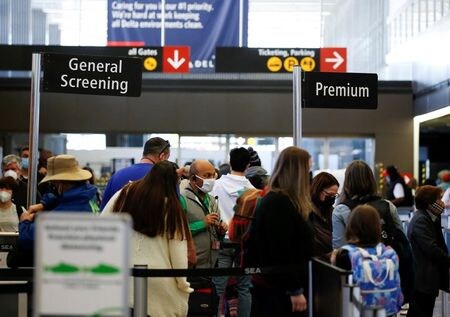 　米国の航空会社や関連機関は、今夏に国内旅行が増加することに備えて態勢を整えている。写真はシアトル・タコマ国際空港で４月撮影（２０２１年　ロイター／Lindsey Wasson）