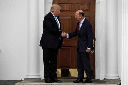 　１１月２３日、米ウォールストリート・ジャーナル（ＷＳＪ）紙は２３日、２人の関係筋の情報として、トランプ次期米大統領（写真左）が、投資家のウィルバー・ロス氏（７８、同右）を商務長官に起用する見通しだと報じた。２０日撮影（２０１６年　ロイター/Mike Segar）