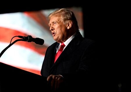１２月７日、 トランプ前米大統領（写真）の弁護団が裁判所の指示に基づき最近行った機密文書持ち出しに関する調査で、フロリダ州パームビーチに同氏が保有する倉庫で少なくとも２件の機密文書が見つかったことが、事情に詳しい関係者の話で明らかになった。オハイオ州デイトンで１１月撮影（２０２２年　ロイター/Gaelen Morse）