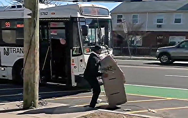 泥棒は「儲けはあんたと山分けするから！」とバスの運転手に叫ぶ　Darius Kinney