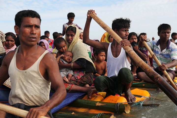 急ごしらえの筏で川を渡り、隣国バングラデシュに逃れるロヒンギャ難民（11月12日）　Mohammad Ponir Hossain-REUTERS