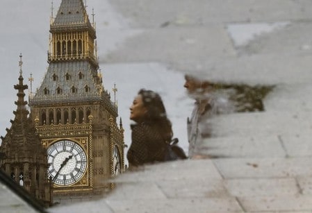 ６月２３日、調査会社イプソスモリの世論調査によると、英国のＥＵ残留を支持する人は５２％、離脱を支持する人は４８％だった。ロンドンで撮影（２０１６年　ロイター/STEFAN WERMUTH）