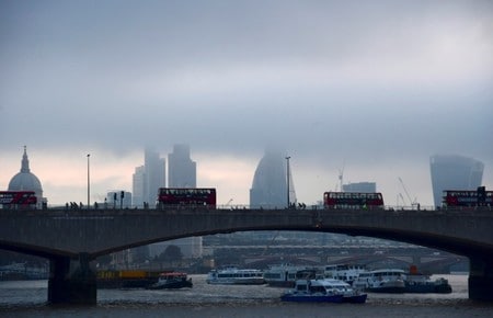 　５月９日、欧州の銀行は、英国の欧州連合（ＥＵ）離脱交渉に絡みイングランド銀行（英中央銀行）から追加資本によるロンドン業務の強化を求められるようになった場合、数千人の人員を英国外に移さざるを得なくなると警告している。写真はテムズ川から見えるロンドン金融街。昨年１０月撮影（２０１７年　ロイター／Toby Melville）