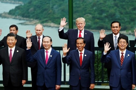 　１１月１１日、安倍晋三首相と中国の習近平国家主席はベトナムのダナンで首脳会談を行い、日中関係の改善推進で一致した。写真はアジア太平洋経済協力会議（ＡＰＥＣ）に出席した安倍首相（前列一番右）と習主席（前列一番左）（２０１７年　ロイター/Jorge Silva）